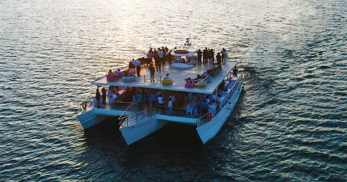 サンセットクルーズで魔法のような夕暮れを スービック湾でサンセット